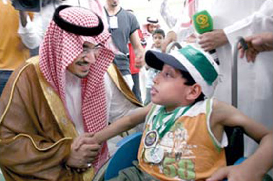 سعودي يتحدى اعاقته.. ويحصد 6 ميداليات في السباحة!!