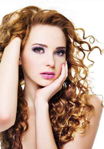 تعلمي بخطوات بسيطة كيف تجعدي شعرك!