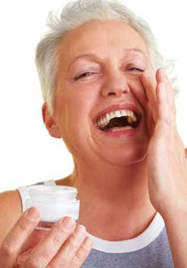 ما هي الامور التي تساعد على شيخوخة الجلد؟