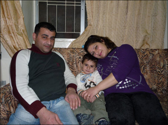 سوريان يتحدان اعاقتهما من خلال تكوين اسرة سعيدة!