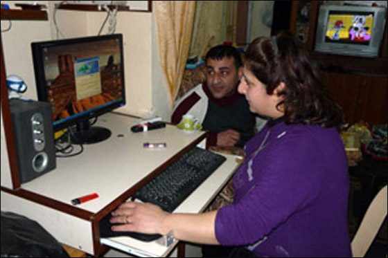 سوريان يتحدان اعاقتهما من خلال تكوين اسرة سعيدة!