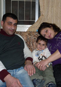 سوريان يتحدان اعاقتهما من خلال تكوين اسرة سعيدة!