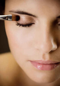 اليك سيدتي بعض النصائح عند شراء فرشاة ظل العيون!