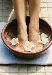 اتبعي تلك الخطوات لتحافظي على قدميك من التشقق!!