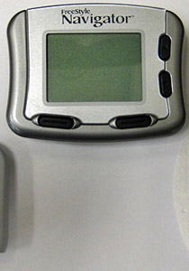 أب يقدم لابنه "جهاز لضبط معدل السكر في الدم" كهدية تخرج!