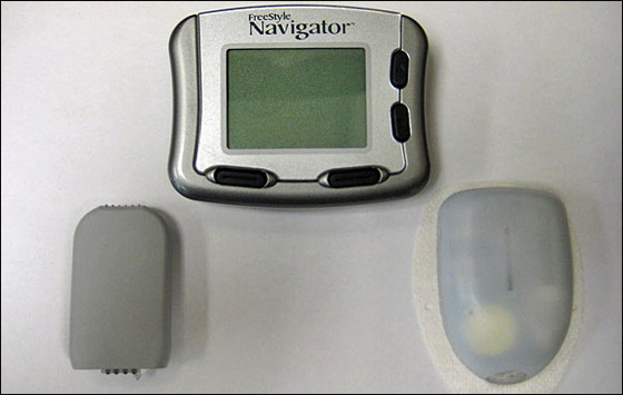 أب يقدم لابنه "جهاز لضبط معدل السكر في الدم" كهدية تخرج!