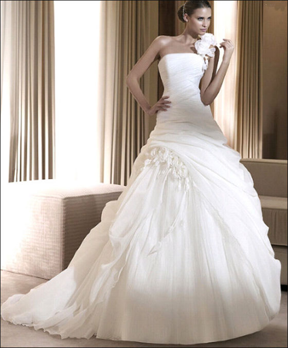 اجمل فساتين الزفاف لسنة 2011!!