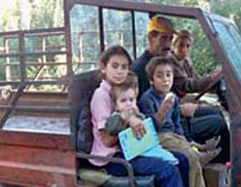 تحديا لاعاقته.. كفيف سوري يقود مركبته الزراعية!!