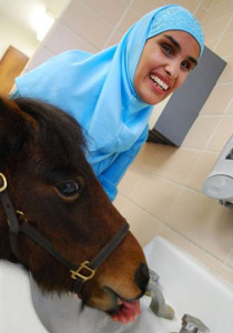 الفرس "كالي" رفيق دائم للضريرة منى.. حتى في الجامعة!