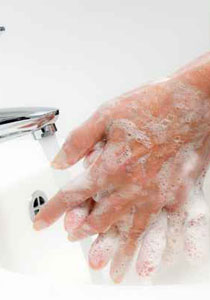 للمهووسين بالنظافة.. النظافة تقلل المناعة!!