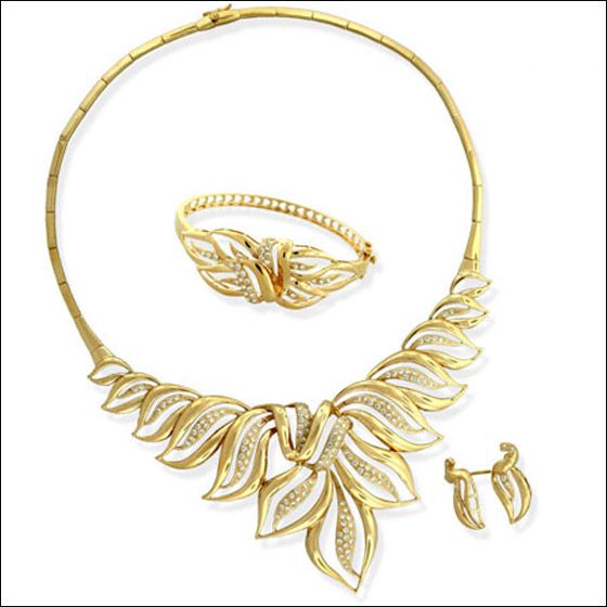 اليكن.. أجمل أطقم الذهب لأحلى طلة!