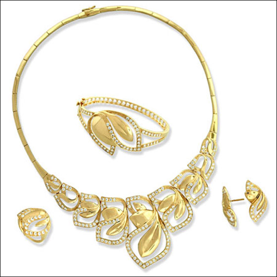 اليكن.. أجمل أطقم الذهب لأحلى طلة!