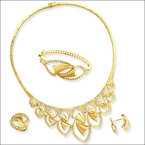 اليكن.. أجمل أطقم الذهب لأحلى طلة!