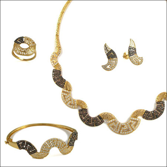 اليكن.. أجمل أطقم الذهب لأحلى طلة!