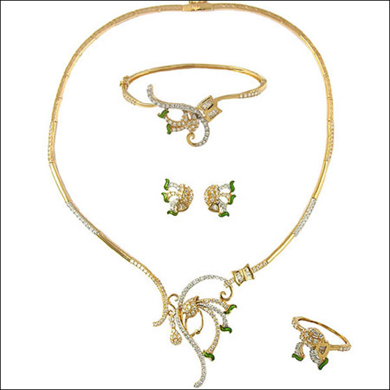 اليكن.. أجمل أطقم الذهب لأحلى طلة!