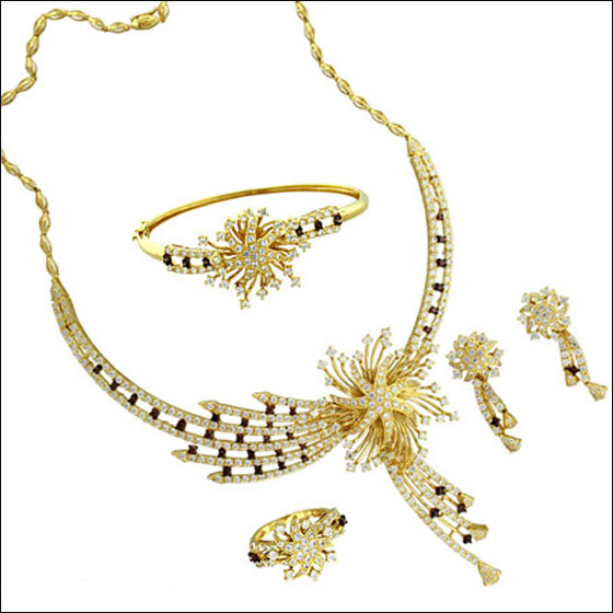 اليكن.. أجمل أطقم الذهب لأحلى طلة!