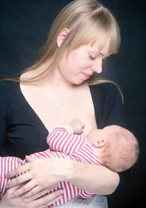 لا تستطيعين ارضاع طفلك؟.. اليك الحل في الانترنت!