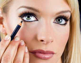 ايتها الفتيات.. احذرن الكحل فهو يضر بعيونكم وبصركم!