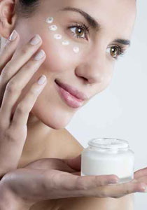 اليك سيدتي.. بعض النصائح لحقيبة الادوات التجميلية اثناء سفرك!