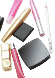 اليك سيدتي.. بعض النصائح لحقيبة الادوات التجميلية اثناء سفرك!