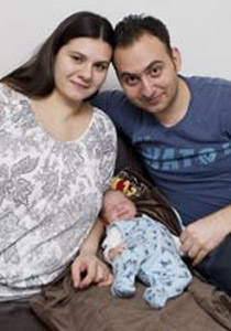 تركية بلا ساقين تقهر اعاقتها وتتزوج.. وتنجب طفلاً معافى!