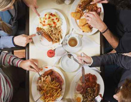 بعد تناول الوجبة السريعة.. اشرب الشاي لتتفادى السمنة!!