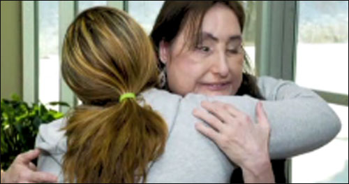 صاحبة اول وجه مزروع بالعالم.. تعود لحياتها الطبيعية!