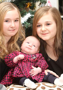 حملت بثلاث توائم.. أنجبت اثنتان والثالثة جاءت بعد 11 عاما!! 