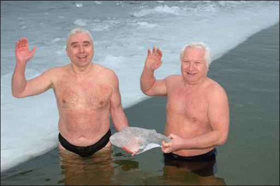 لتقوية القلب والشرايين اكثروا من.. السباحة الشتوية!