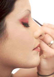 اليك سيدتي.. 8 خطوات للحصول على أجمل مكياج للعيون!