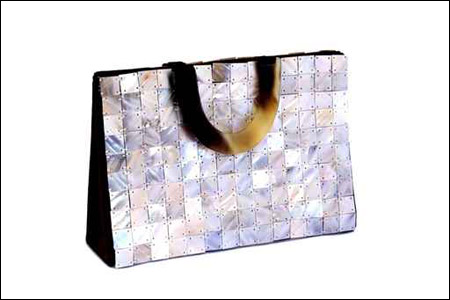 شايف يقدم لك أجمل حقائب اليد!