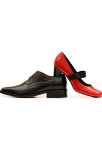 أيتها الفتيات.. لا مانع من انتعالكن لحذاء الرجال!!