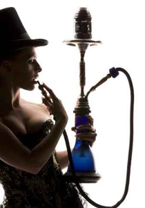 الأطباء يحذرون: رأس النارجيلة الواحد يعادل 100 سيجارة