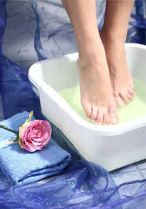 اليك سيدتي خلطات طبيعية.. لمنع تشققات القدمين!!