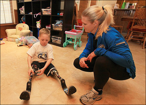 طفل مبتور الساقين يتحدى اعاقته ويحصد عشرات الميداليات!