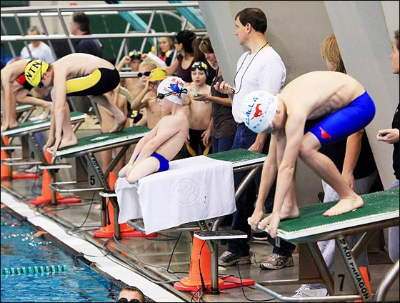 طفل مبتور الساقين يتحدى اعاقته ويحصد عشرات الميداليات!