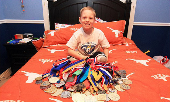 طفل مبتور الساقين يتحدى اعاقته ويحصد عشرات الميداليات!