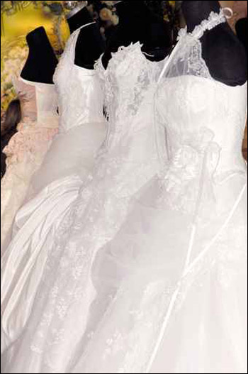 للمقبلات على الزواج.. اليكن تشكيلة رائعة من فساتين الزفاف!!