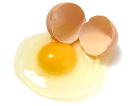 استعملي البيض.. لشد ترهلات العنق!!