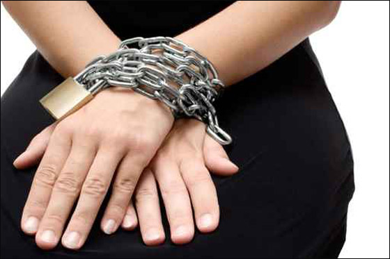 قمة القسوة: اسرة امرأة من ذوي الاعاقة تحبسها 20 يوماً في غرفة!