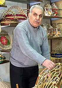 كفيف يبدع في صناعة الخيزران ويحترف صيانة الأجهزة الكهربائية!