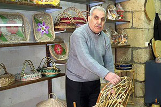 كفيف يبدع في صناعة الخيزران ويحترف صيانة الأجهزة الكهربائية!