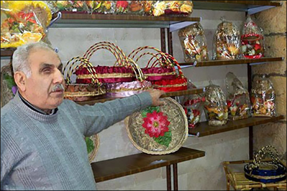 كفيف يبدع في صناعة الخيزران ويحترف صيانة الأجهزة الكهربائية!