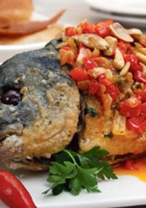 لمحبي الأسماك.. اليكم سمك بالخضار والصلصة الحمراء!