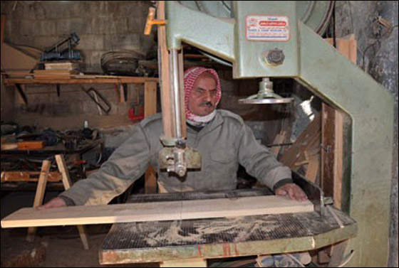 مدهش: نجار كفيف يتقن حرفته أكثر من نجار مبصر!