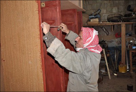 مدهش: نجار كفيف يتقن حرفته أكثر من نجار مبصر!