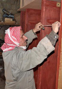 مدهش: نجار كفيف يتقن حرفته أكثر من نجار مبصر!