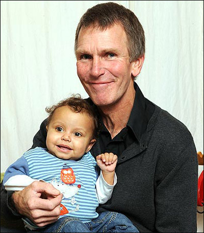 بريطانيا: جد تبرع بجزء من كبده لينقذ حفيده من الالم!