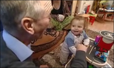 بريطانيا: جد تبرع بجزء من كبده لينقذ حفيده من الالم!