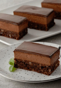 لكل محبي الشوكولاتة.. اليكم كعكة براونيز بالشكولاتة الداكنة!